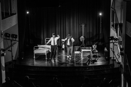 Spektakl "Pamięć głębinowa" w Miejskiej Bibliotece Publicznej im. J. Śniegonia